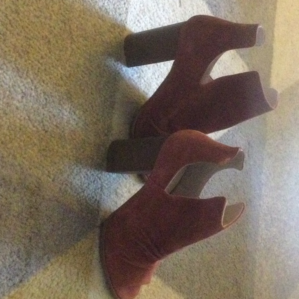 Size 7 1/2 worn once 42 Gold Brand heels